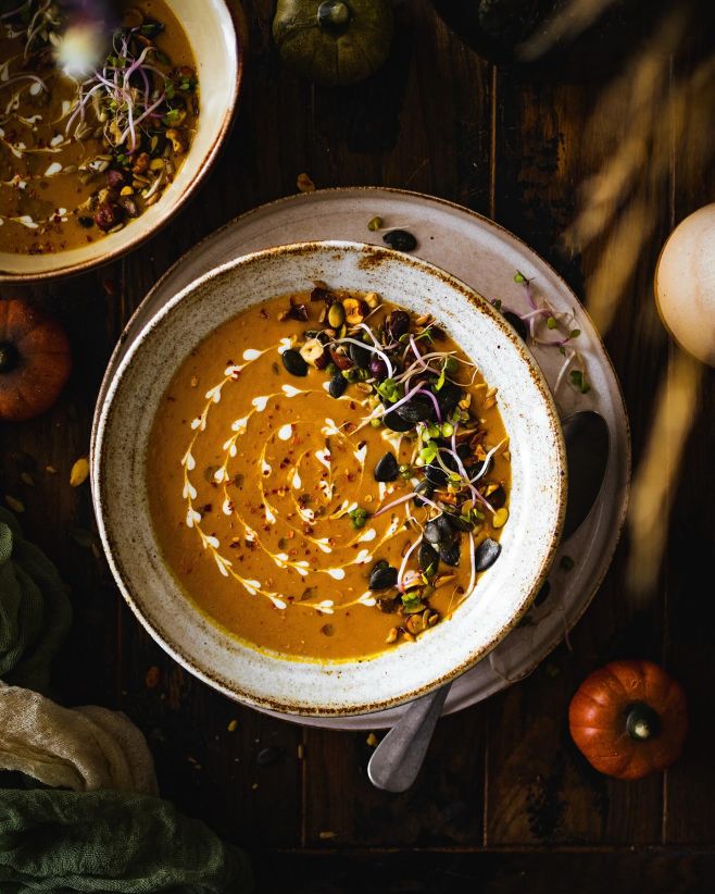 Dýňová polévka je jídlo, které by se (aspoň za mě 😁) mělo uvařit aspoň jednou za podzim 🧡. Já jsem navíc do polévky...