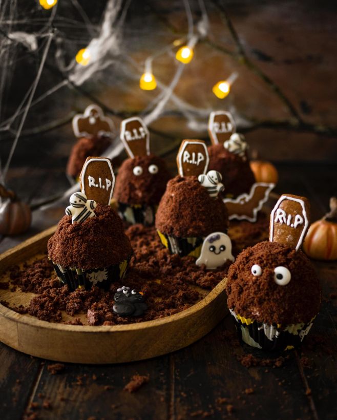 Cupcaky a lá krtkův dort 🖤 Já jsem z nich udělala malé hrobečky 😁, aby se hodily na Halloween 🤡👻. Ať už Halloween slavíte...